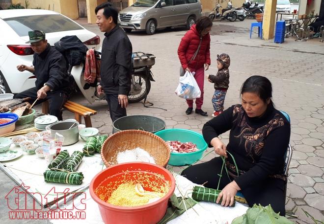 Nhộn nhịp gói bánh chưng Tết 'cộng đồng' tại các khu tập thể, chung cư Hà Nội ảnh 2